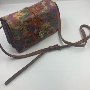 Beautifully floral pattern leather crossbody purse/clutch.
